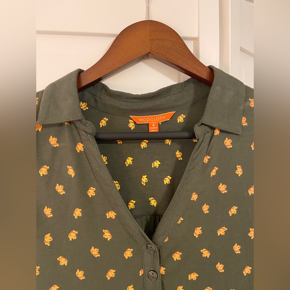 MODCLOTH Henley Knit Top in Leaves, Olive Green, Adjustable Sleeves, Small - Picture 5 of 6
